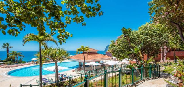 all-inclusive-hotel-funchal-near-beach-pool-sunset-bar