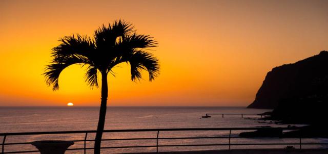 all-inclusive-hotel-funchal-near-beach-sunset