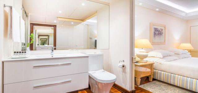 all-inclusive-hotel-funchal-near-beach-rooms-deluxe-balcony1-ov