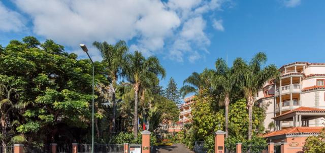 romantic-hotel-in-madeira-entrance