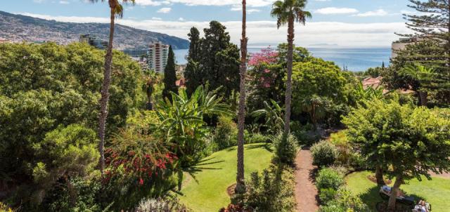 romantic-hotel-in-madeira-garden