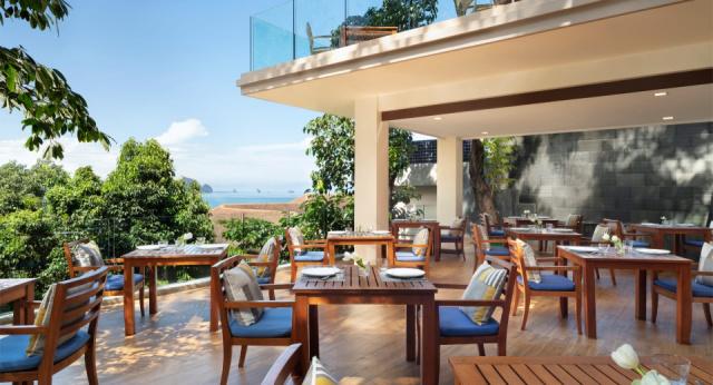 avani_ao_nang_cliff_krabi_resort_restaurant_pano_cafe_table_set