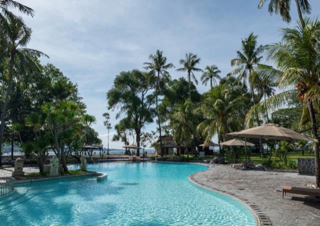 Merumatta Senggigi Lombok medence