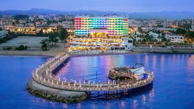 Azura Deluxe Resort & Spa Hotel 