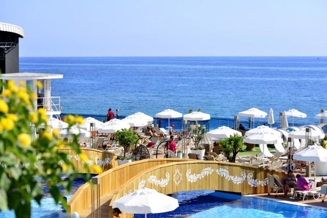 Azura Deluxe Resort & Spa Hotel 