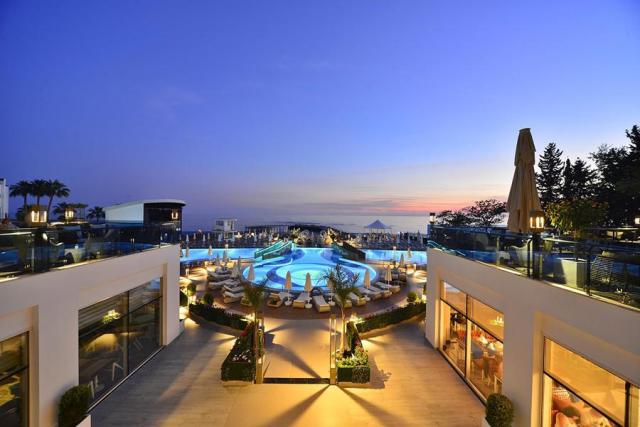 Azura Deluxe Resort & Spa Hotel 