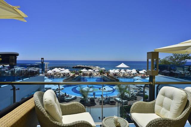 Azura Deluxe Resort & Spa Hotel 
