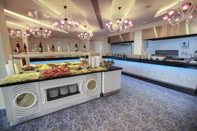 Azura Deluxe Resort & Spa Hotel 
