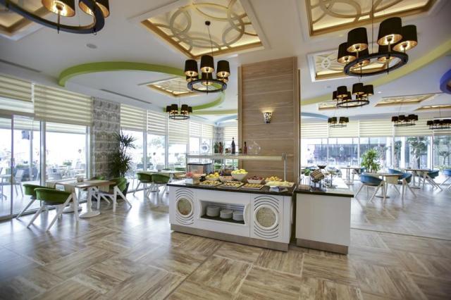 Azura Deluxe Resort & Spa Hotel 