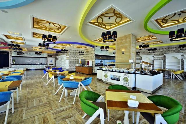 Azura Deluxe Resort & Spa Hotel 