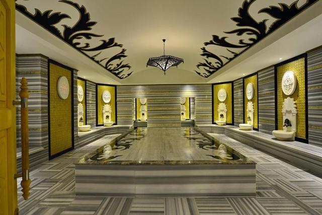 Azura Deluxe Resort & Spa Hotel 