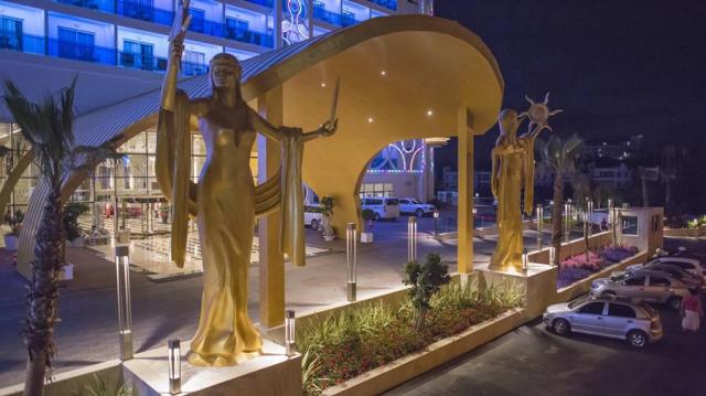 Azura Deluxe Resort & Spa Hotel 
