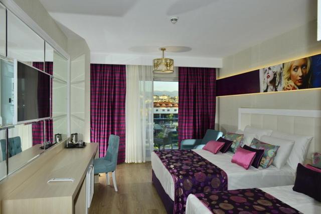 Azura Deluxe Resort & Spa Hotel 