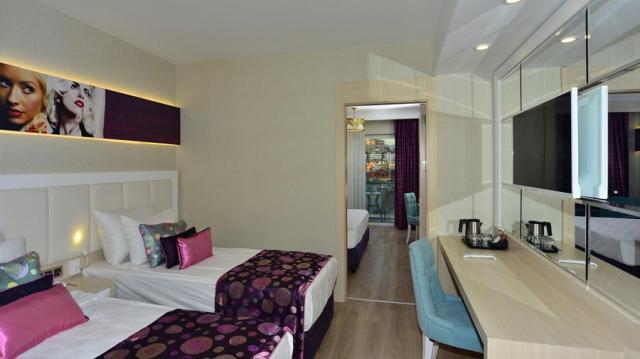 Azura Deluxe Resort & Spa Hotel 