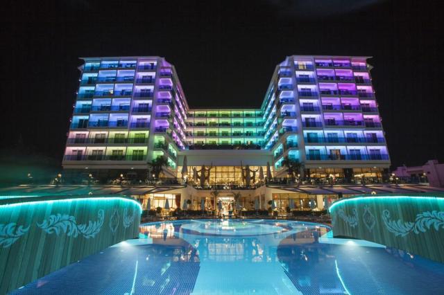Azura Deluxe Resort & Spa Hotel 