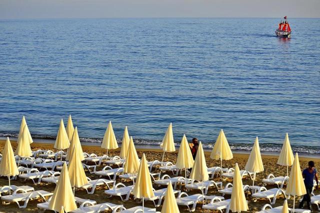 Azura Deluxe Resort & Spa Hotel 