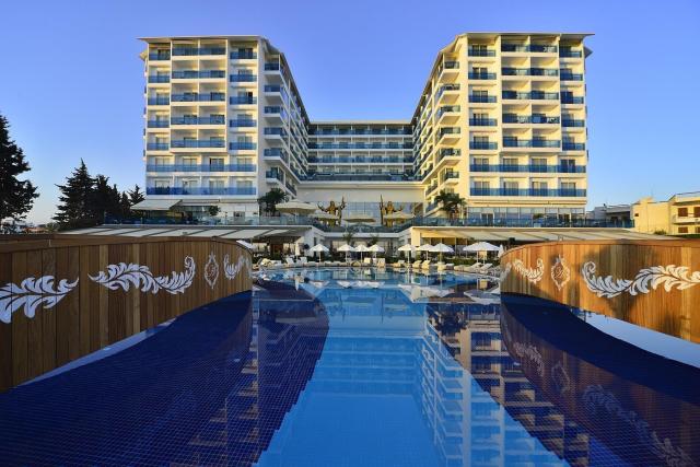 Azura Deluxe Resort & Spa Hotel 