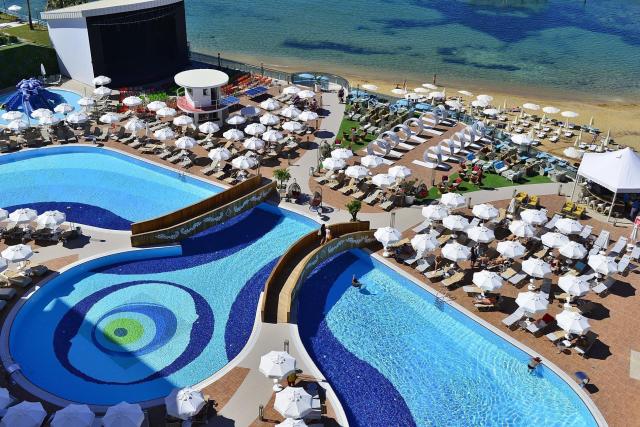 Azura Deluxe Resort & Spa Hotel 