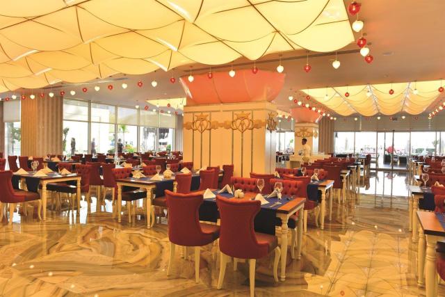 Azura Deluxe Resort & Spa Hotel 