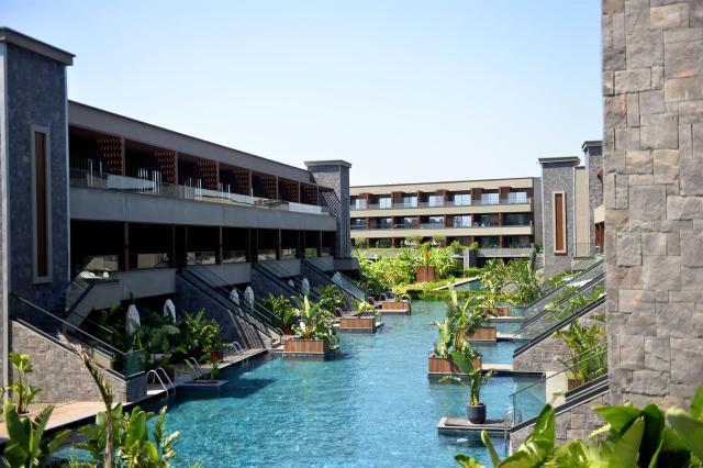Jacaranda Luxury Resort