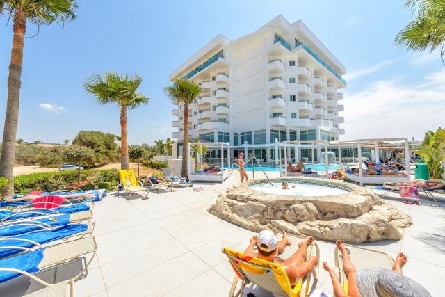Tasia Maris Sands Hotel