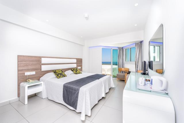 Tasia Maris Sands Hotel