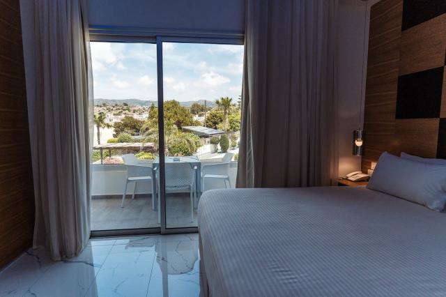 Vrachia Beach Hotel & Suites