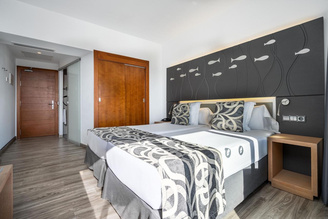 036-W-room-example-double-room-standard-street-view-double-room