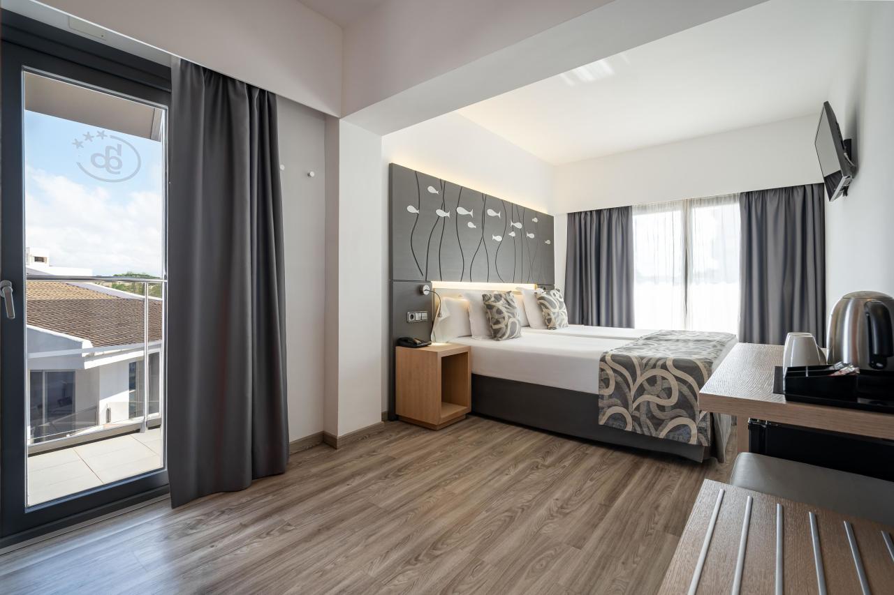 038-W-room-example-double-room-standard-side-view-double-room-s