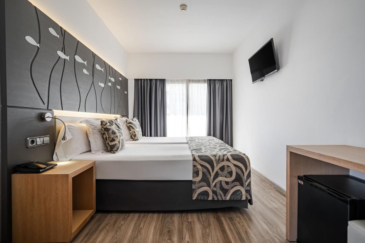 039-W-room-example-double-room-standard-side-view-double-room-s