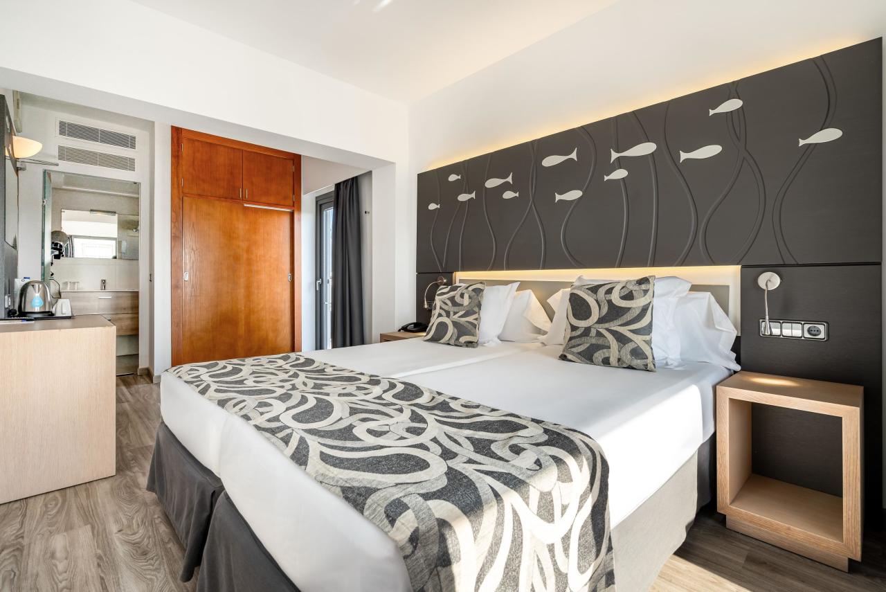 041-W-room-example-double-room-standard-side-view-double-room-s