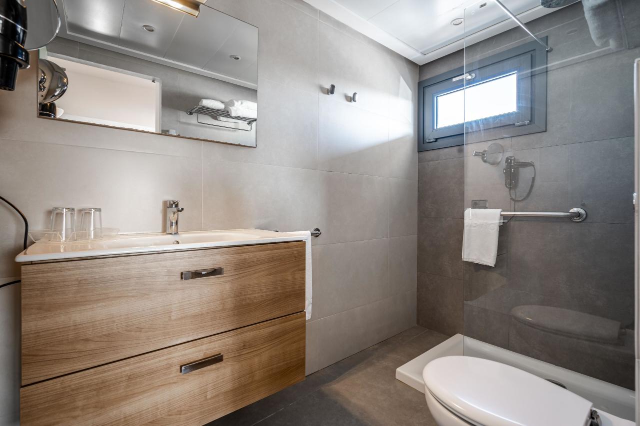 043-W-room-example-double-room-standard-side-view-double-room-s