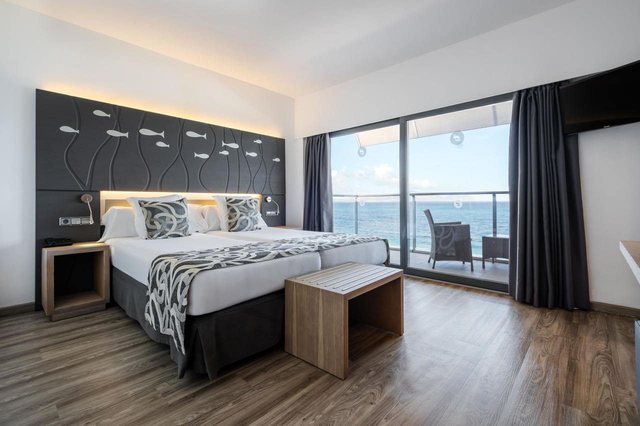 049-W-room-example-double-room-standard-seafront-view-double-ro