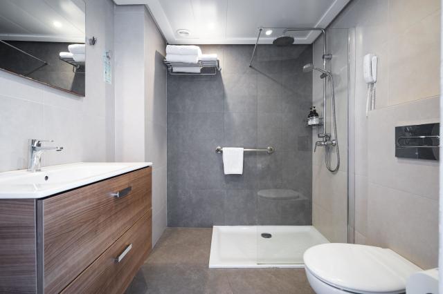 037-W-room-example-double-room-standard-street-view-double-room