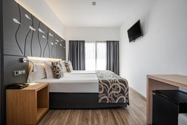 039-W-room-example-double-room-standard-side-view-double-room-s