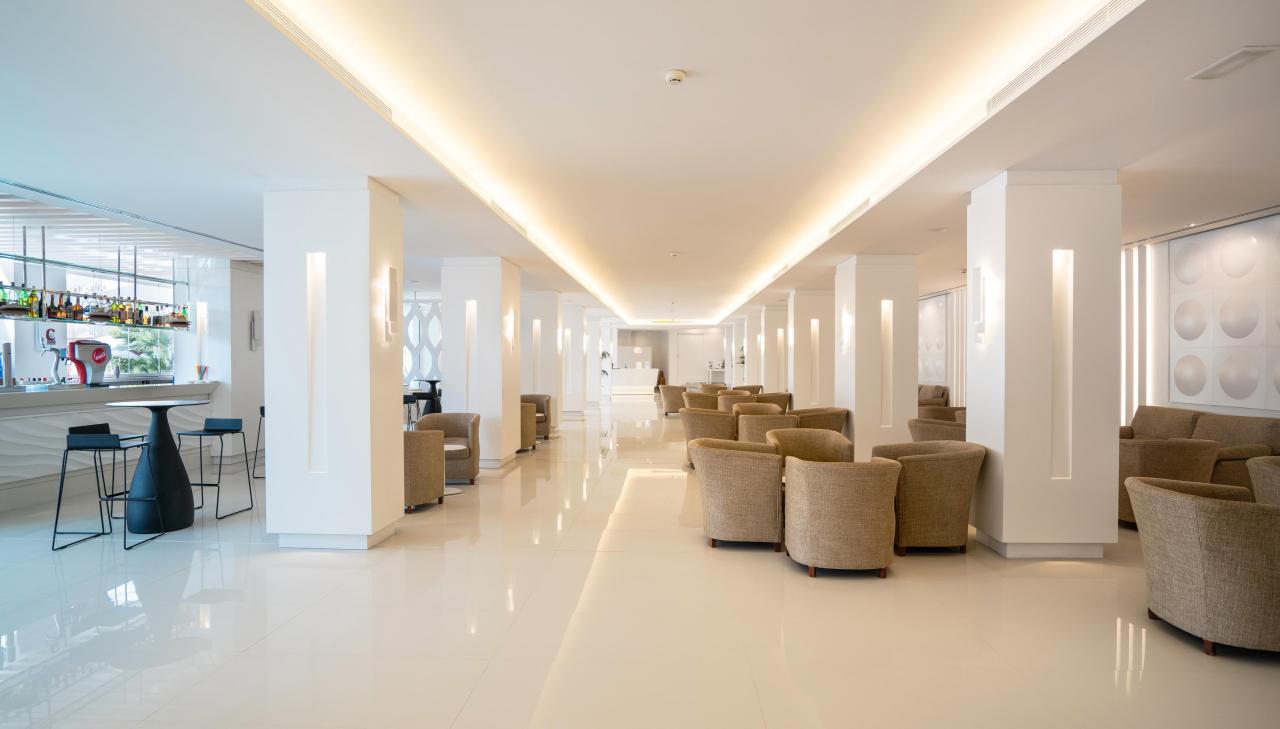 015-L-lounge-lobby_110553167