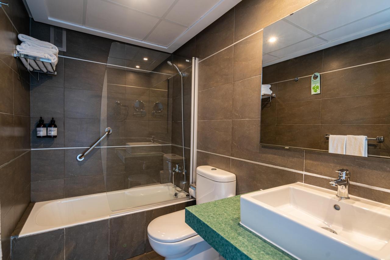 041-BD-bathroom-example-suite-standard-junior-suite-junior-suit