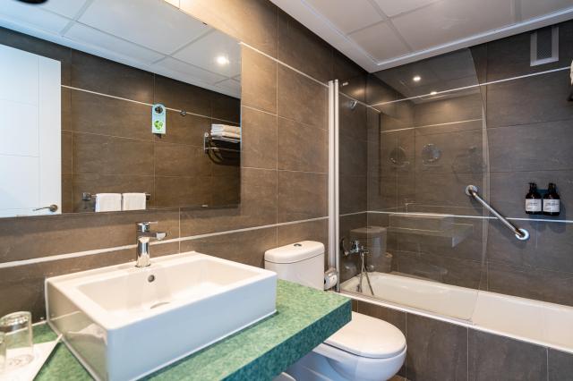 040-BD-bathroom-example-suite-standard-junior-suite-junior-suit