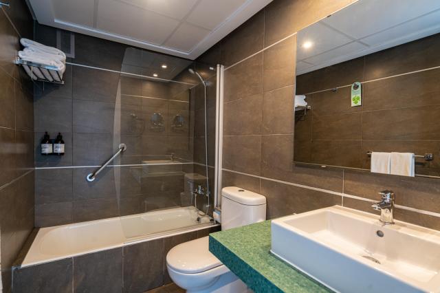 041-BD-bathroom-example-suite-standard-junior-suite-junior-suit