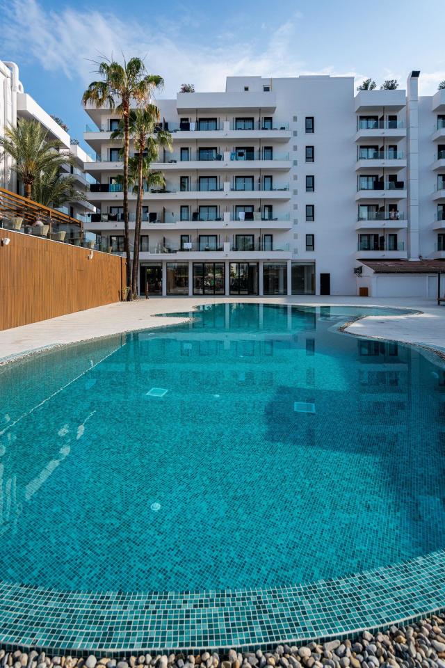 002-P-pool_109611530
