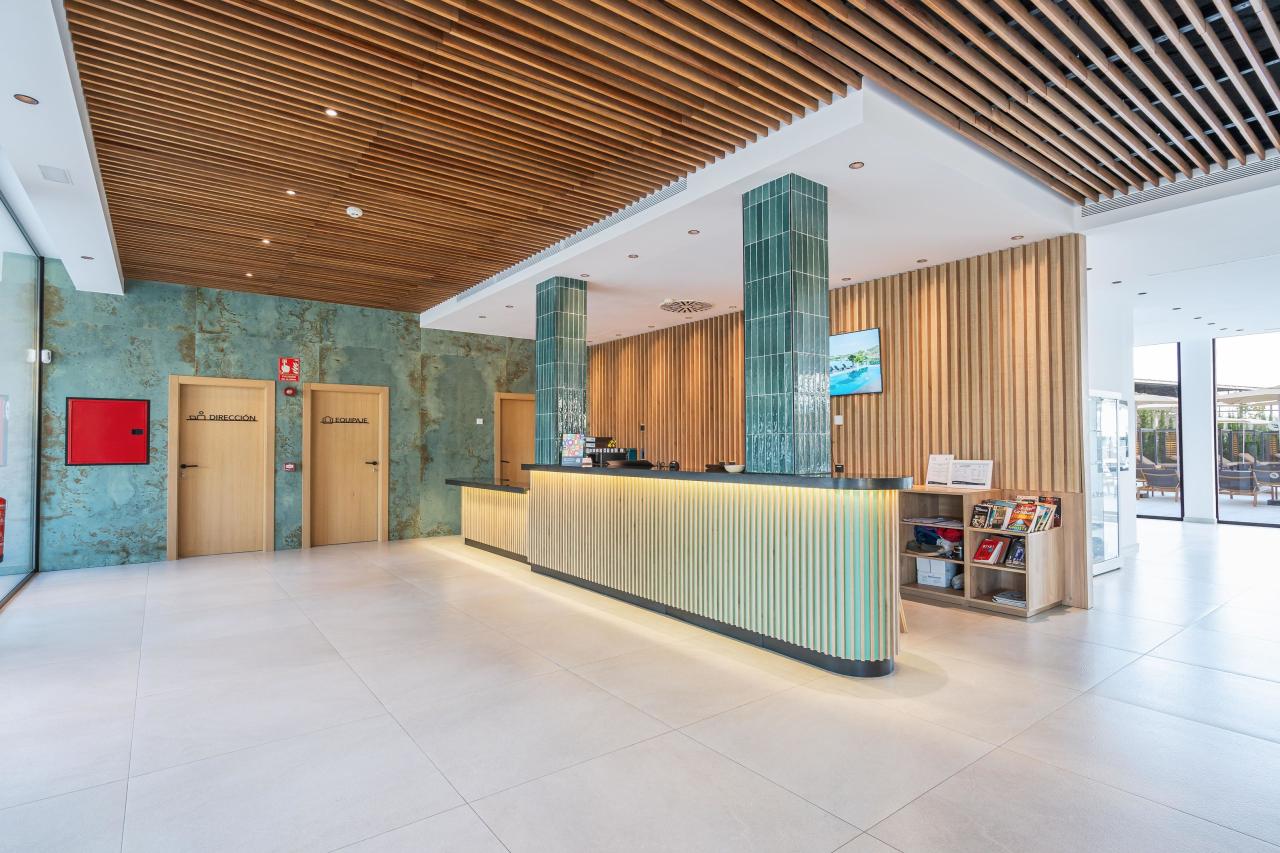 037-L-lounge-lobby_117008676