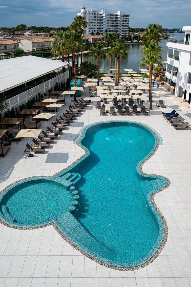 005-P-pool_109611628