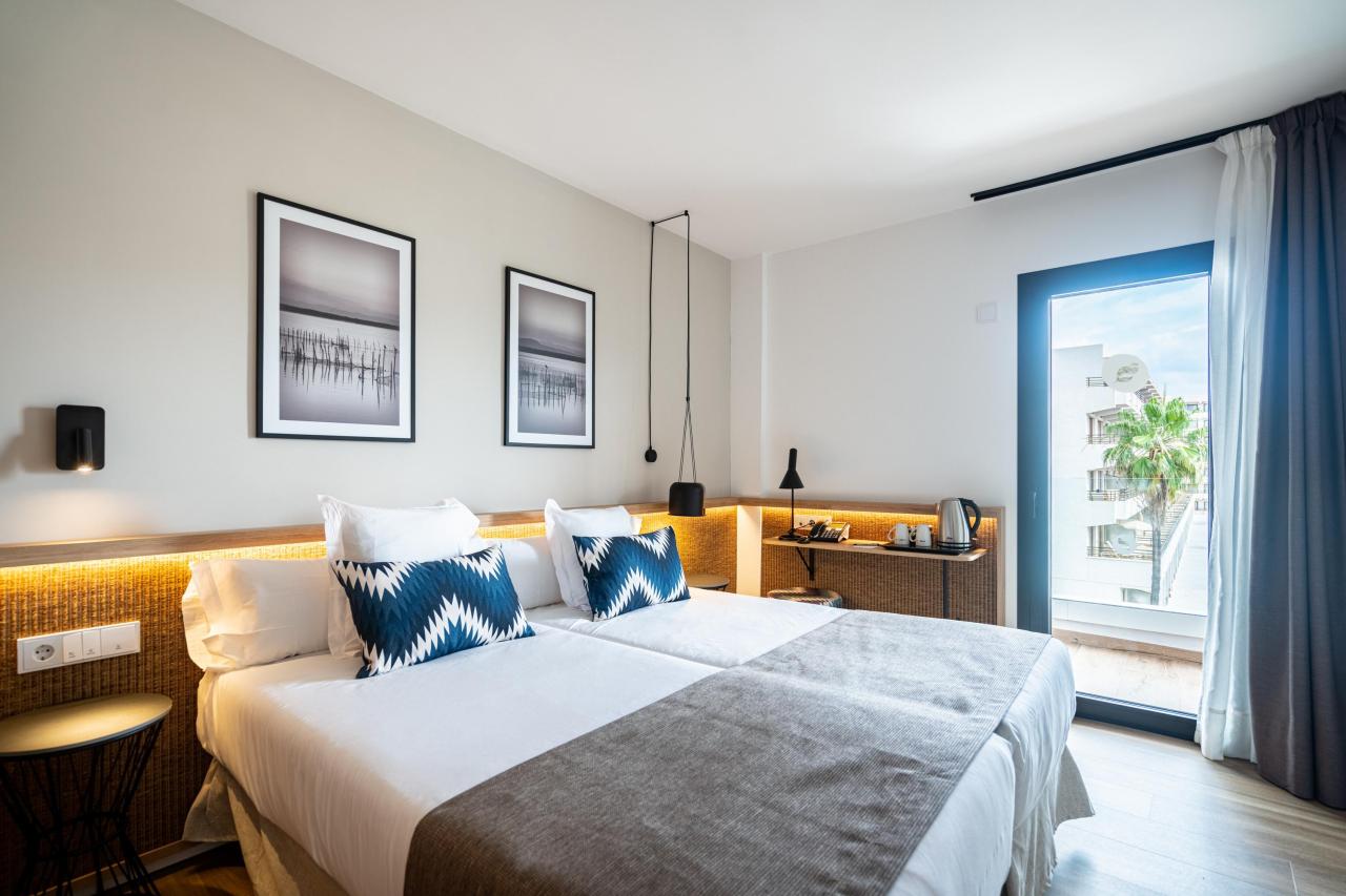 050-W-room-example-double-room-standard-street-view-double-room