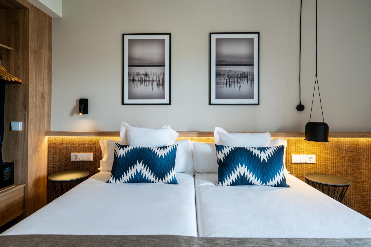 051-W-room-example-double-room-standard-street-view-double-room