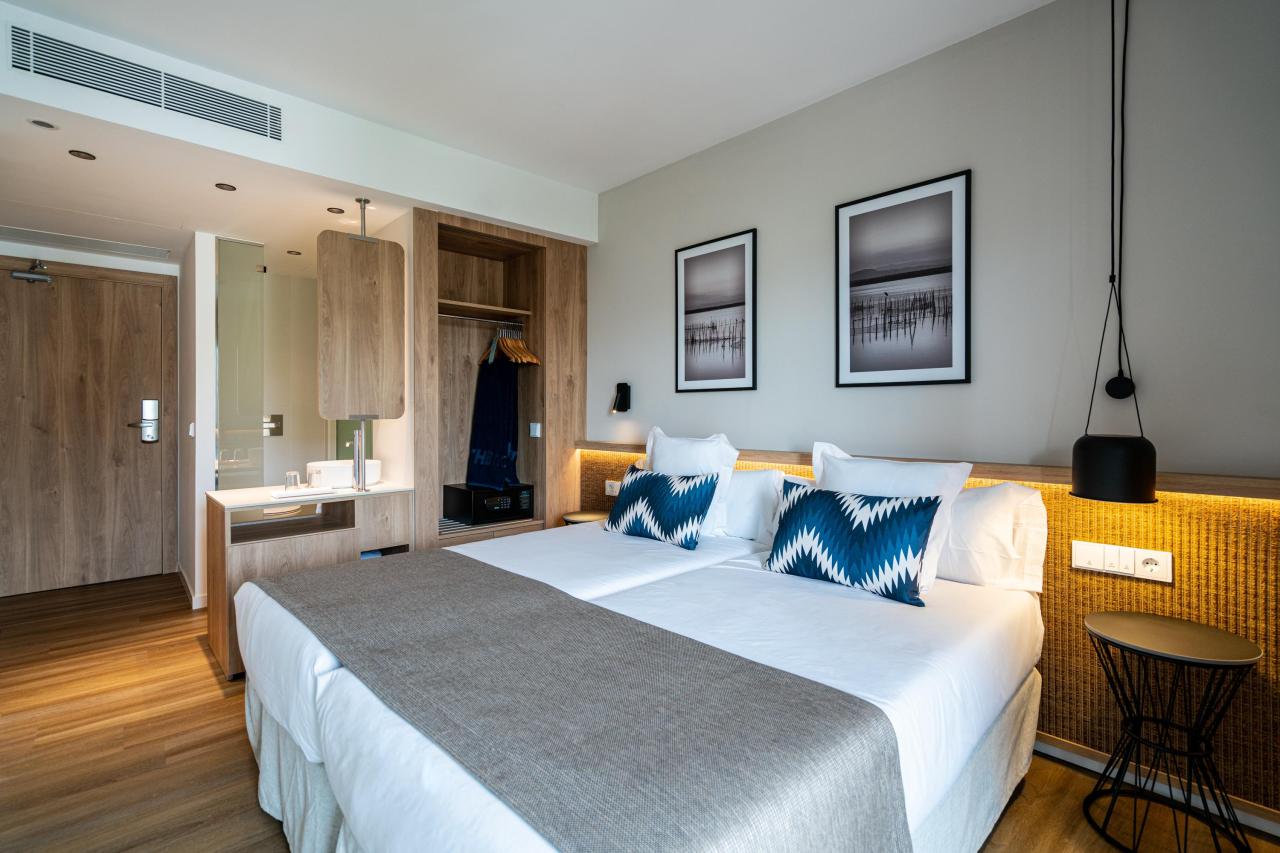 052-W-room-example-double-room-standard-street-view-double-room