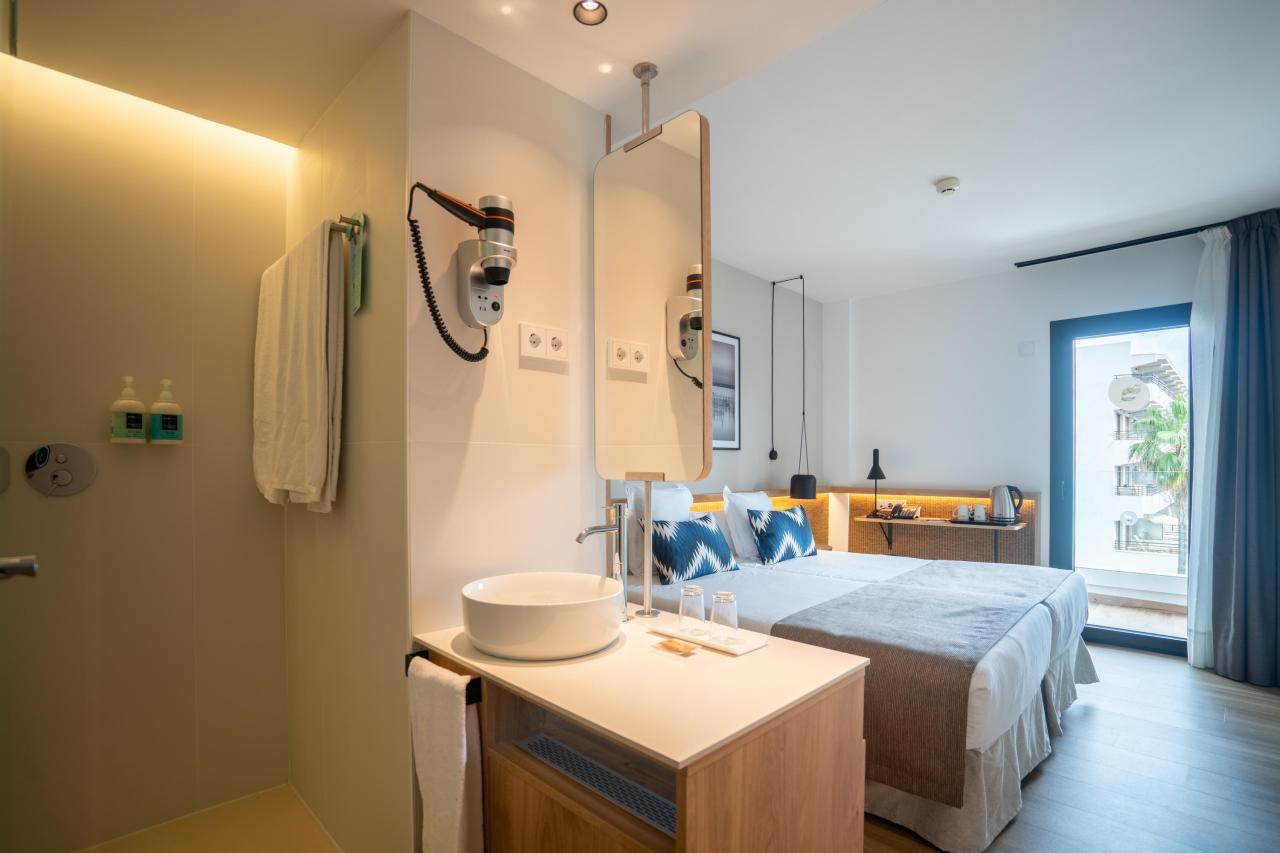 053-BD-bathroom-example-double-room-standard-street-view-double