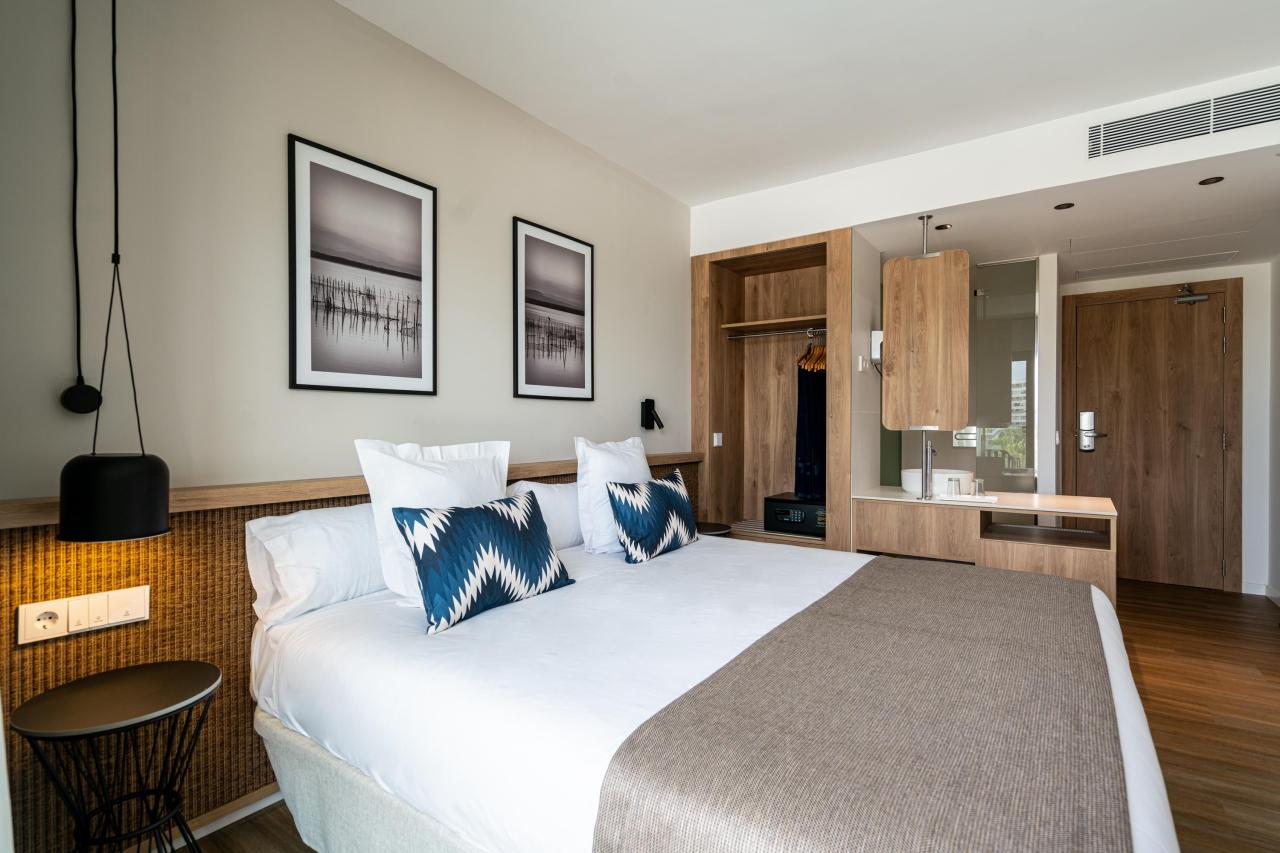 056-W-room-example-double-room-standard-pool-view-double-room-p