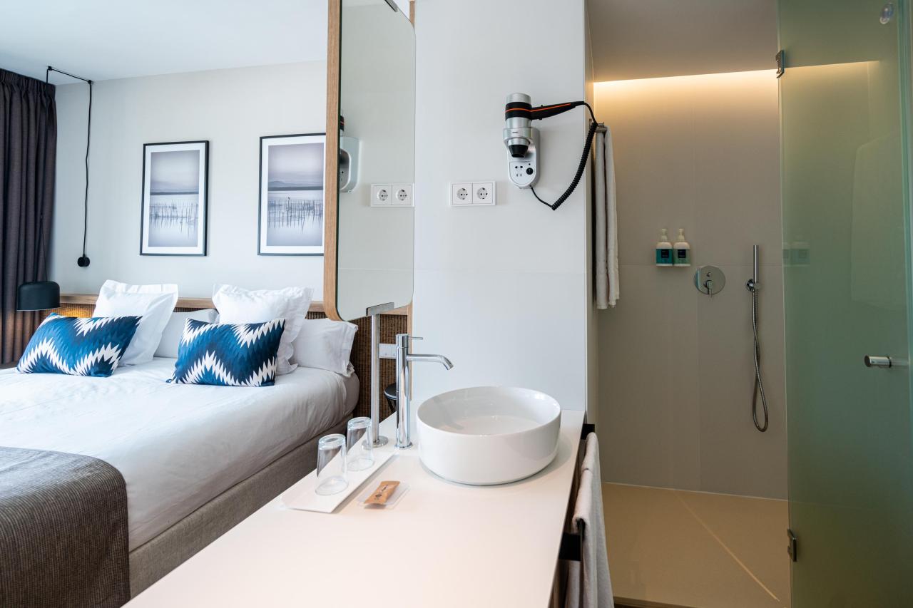 061-BD-bathroom-example-double-room-standard-pool-view-double-r