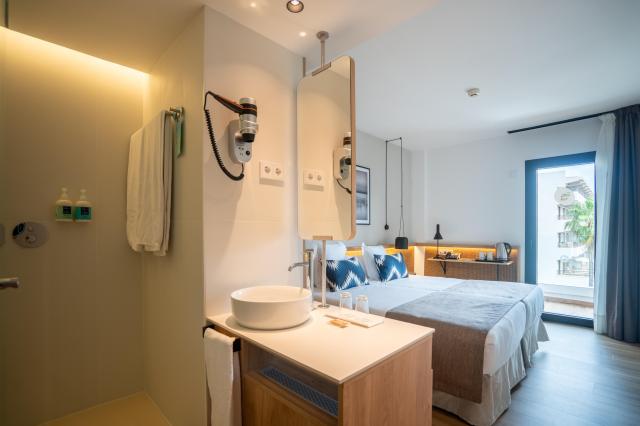 053-BD-bathroom-example-double-room-standard-street-view-double