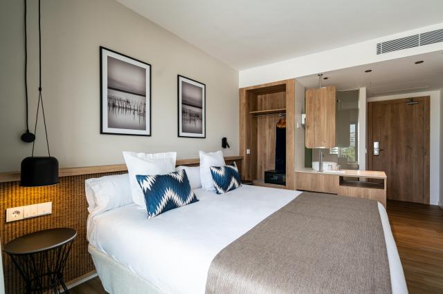 056-W-room-example-double-room-standard-pool-view-double-room-p